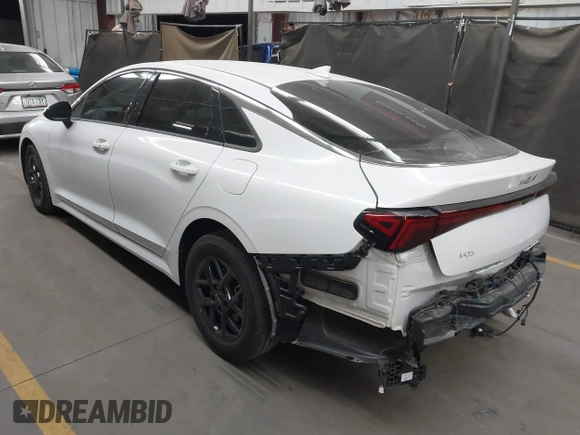 2025 Kia K5 LXS z VIN KNAG24J72S5284973, wystawiony jako IAAI lot #42162422 z przebiegiem 8 738 mil mil oraz . Historia ofert i sprzedaży dostępna na DreamBid. Obrazek 3.