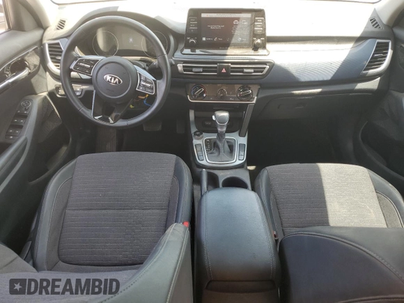 2021 Kia Seltos S z VIN KNDEU2AA2M7140044, wystawiony jako Copart lot #54721005 z przebiegiem 74 870 mil mil oraz Szkoda całkowita • Salvage title. Historia ofert i sprzedaży dostępna na DreamBid. Obrazek 8.