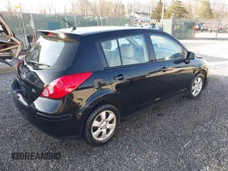2007 Nissan Versa SL z VIN 3N1BC13E77L439385, wystawiony jako IAAI lot #41749821 z przebiegiem 137 521 mil mil oraz . Historia ofert i sprzedaży dostępna na DreamBid. Obrazek 4.