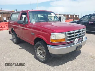 1996 Ford Bronco XL z VIN 1FMEU15N7TLB57947, wystawiony jako IAAI lot #42500201 z przebiegiem 224 982 mil mil oraz . Historia ofert i sprzedaży dostępna na DreamBid. Obrazek 1.