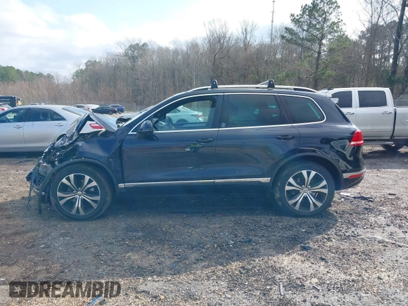 2017 Volkswagen Touareg Wolfsburg Edition z VIN WVGRF7BP6HD006748, wystawiony jako IAAI lot #41483215 z przebiegiem 97 816 mil mil oraz . Historia ofert i sprzedaży dostępna na DreamBid. Obrazek 14.