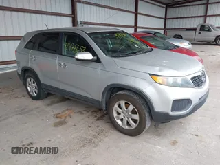 2013 Kia Sorento LX z VIN 5XYKT3A16DG336986, wystawiony jako IAAI lot #42475653 z przebiegiem 220 997 mil mil oraz . Historia ofert i sprzedaży dostępna na DreamBid. Obrazek 1.