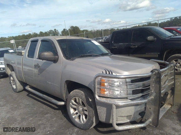 2008 Chevrolet Silverado 1500 LT w/1LT with VIN 1GCEC19J08Z248755, listed as a IAAI auction lot 38572536 with 334,920 mi miles. Bid and sale history available at carsss.com. Image 1.