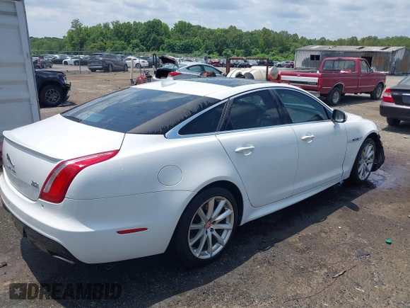 2016 Jaguar XJ R-Sport z VIN SAJWJ1CD6G8V95512, wystawiony jako IAAI lot #42428982 z przebiegiem 128 668 mil mil oraz . Historia ofert i sprzedaży dostępna na DreamBid. Obrazek 4.