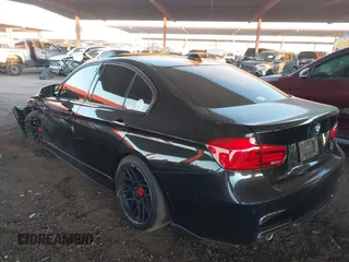 2018 BMW 3 Series 340i z VIN WBA8B3G57JNV01064, wystawiony jako IAAI lot #41335456 z przebiegiem 70 853 mil mil oraz . Historia ofert i sprzedaży dostępna na DreamBid. Obrazek 3.