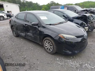 2018 Toyota Corolla L z VIN 5YFBURHE9JP765393, wystawiony jako IAAI lot #42112155 z przebiegiem 152 764 mil mil oraz . Historia ofert i sprzedaży dostępna na DreamBid. Obrazek 1.