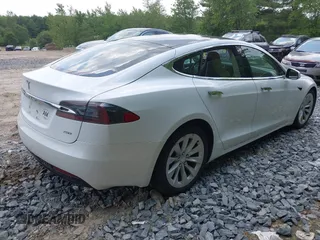 2017 Tesla Model S 100D z VIN 5YJSA1E28HF199074, wystawiony jako IAAI lot #42449671 z przebiegiem 172 910 mil mil oraz . Historia ofert i sprzedaży dostępna na DreamBid. Obrazek 4.