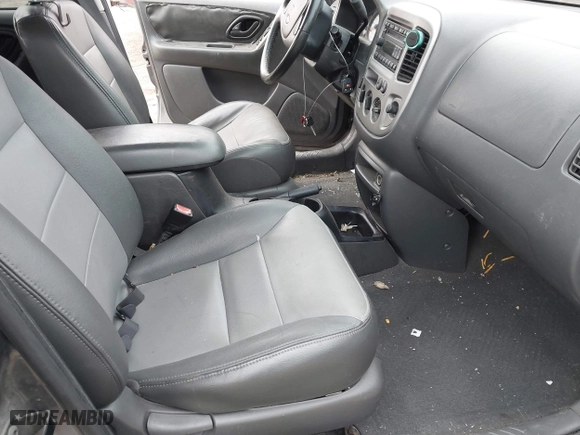 2004 Ford Escape XLT with VIN 1FMCU93104KA88855, listed as a IAAI auction lot 41433173 with 136,355 mi miles. Bid and sale history available at carsss.com. Image 5.