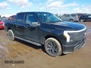 2024 Ford F-150 Lightning XLT z VIN 1FTVW3LK3RWG06339, wystawiony jako IAAI lot #41664763 z przebiegiem 9 891 mil mil oraz . Historia ofert i sprzedaży dostępna na DreamBid. Obrazek 1.