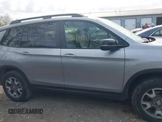 2023 Honda Passport TrailSport z VIN 5FNYF8H6XPB044222, wystawiony jako IAAI lot #42134331 z przebiegiem 19 026 mil mil oraz . Historia ofert i sprzedaży dostępna na DreamBid. Obrazek 14.