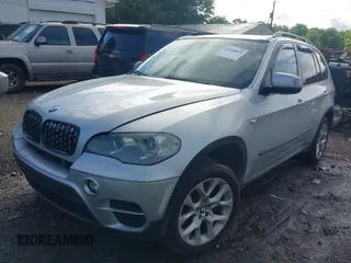 2012 BMW X5 35i z VIN 5UXZV4C56CL749457, wystawiony jako IAAI lot #42250854 z przebiegiem 153 968 mil mil oraz . Historia ofert i sprzedaży dostępna na DreamBid. Obrazek 2.