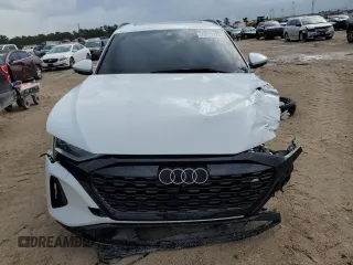 2024 Audi Q8 e-tron Premium Plus z VIN WA15AAGE8RB017425, wystawiony jako Copart lot #75212724 z przebiegiem 7 103 mil mil oraz Szkoda całkowita • Salvage title. Historia ofert i sprzedaży dostępna na DreamBid. Obrazek 5.