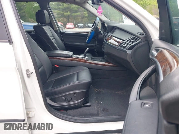 2013 BMW X5 xDrive35i z VIN 5UXZV4C51D0B03720, wystawiony jako IAAI lot #42284686 z przebiegiem 181 322 mil mil oraz . Historia ofert i sprzedaży dostępna na DreamBid. Obrazek 5.