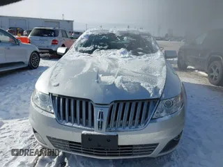 2011 Lincoln MKS z VIN 1LNHL9DR9BG610248, wystawiony jako IAAI lot #41616241 z przebiegiem 152 530 mil mil oraz . Historia ofert i sprzedaży dostępna na DreamBid. Obrazek 6.