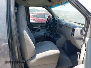 2000 Chevrolet City Express Cargo z VIN 1GNFG15R2Y1107664, wystawiony jako IAAI lot #42294843 z przebiegiem 110 426 mil mil oraz . Historia ofert i sprzedaży dostępna na DreamBid. Obrazek 5.