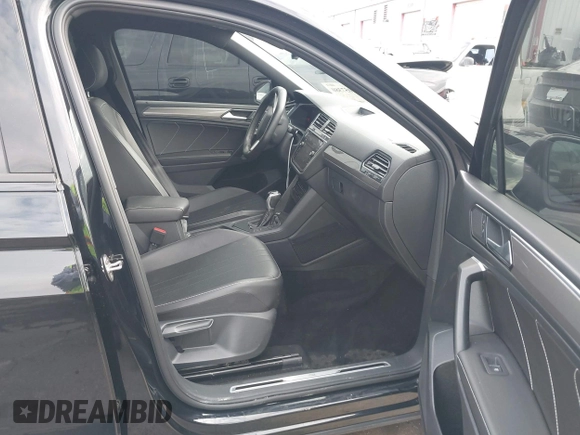 2022 Volkswagen Tiguan SE R-Line Black z VIN 3VVCB7AX6NM165794, wystawiony jako IAAI lot #42057380 z przebiegiem 25 700 mil mil oraz . Historia ofert i sprzedaży dostępna na DreamBid. Obrazek 5.