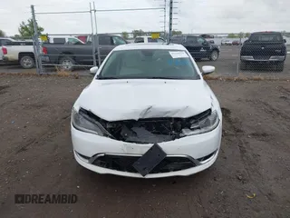 2015 Chrysler 200 C z VIN 1C3CCCEG3FN543757, wystawiony jako IAAI lot #41468410 z przebiegiem 145 041 mil mil oraz . Historia ofert i sprzedaży dostępna na DreamBid. Obrazek 12.