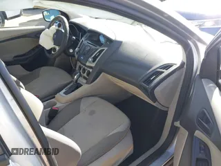 2012 Ford Focus SE z VIN 1FAHP3K27CL416859, wystawiony jako IAAI lot #41418565 z przebiegiem 114 525 mil mil oraz . Historia ofert i sprzedaży dostępna na DreamBid. Obrazek 5.