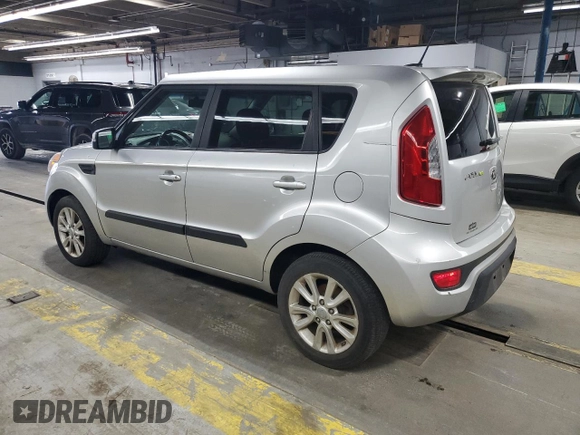 2013 Kia Soul + z VIN KNDJT2A65D7564122, wystawiony jako Copart lot #55811785 z przebiegiem 89 887 mil mil oraz Szkoda całkowita • Salvage title. Historia ofert i sprzedaży dostępna na DreamBid. Obrazek 2.