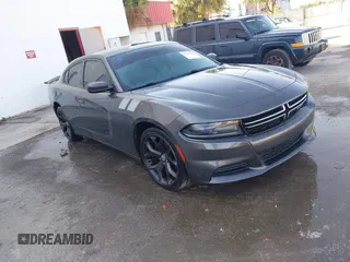 2015 Dodge Charger SE z VIN 2C3CDXBG1FH716452, wystawiony jako IAAI lot #42237300 z przebiegiem 205 778 mil mil oraz . Historia ofert i sprzedaży dostępna na DreamBid. Obrazek 1.
