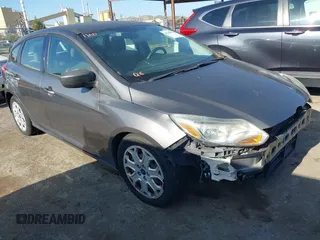 2012 Ford Focus SE z VIN 1FAHP3K23CL366865, wystawiony jako IAAI lot #42140894 z przebiegiem 168 754 mil mil oraz . Historia ofert i sprzedaży dostępna na DreamBid. Obrazek 1.
