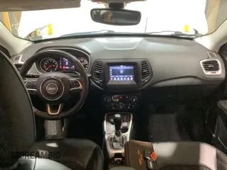 2019 Jeep Compass Latitude z VIN 3C4NJDBB1KT639096, wystawiony jako IAAI lot #42597978 z przebiegiem 110 803 mil mil oraz . Historia ofert i sprzedaży dostępna na DreamBid. Obrazek 39.