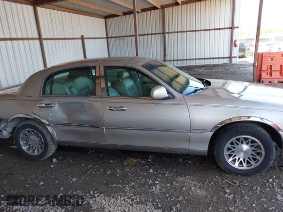 2000 Lincoln Town Car Signature z VIN 1LNHM82W1YY869805, wystawiony jako IAAI lot #42051938 z przebiegiem 125 940 mil mil oraz . Historia ofert i sprzedaży dostępna na DreamBid. Obrazek 14.