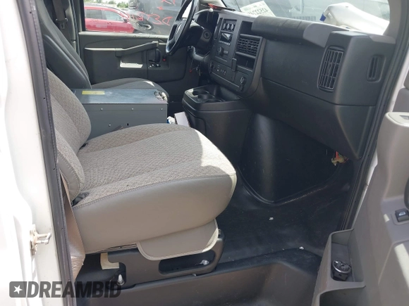 2020 Chevrolet Express Cargo z VIN 1GCWGAFP3L1240299, wystawiony jako IAAI lot #42522748 z przebiegiem 129 759 mil mil oraz . Historia ofert i sprzedaży dostępna na DreamBid. Obrazek 5.