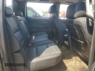 2015 GMC Sierra 3500HD Denali z VIN 1GT424E81FF535667, wystawiony jako Copart lot #52618325 z przebiegiem Nie podano mil oraz Tytuł czysty. Historia ofert i sprzedaży dostępna na DreamBid. Obrazek 10.