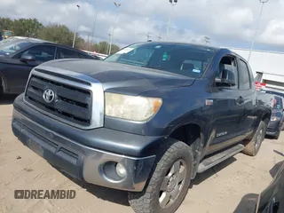 2010 Toyota Tundra z VIN 5TFUW5F13AX138105, wystawiony jako IAAI lot #41499018 z przebiegiem 295 414 mil mil oraz . Historia ofert i sprzedaży dostępna na DreamBid. Obrazek 19.