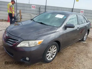 2011 Toyota Camry LE z VIN 4T1BF3EK0BU189369, wystawiony jako IAAI lot #42210101 z przebiegiem 207 679 mil mil oraz . Historia ofert i sprzedaży dostępna na DreamBid. Obrazek 2.