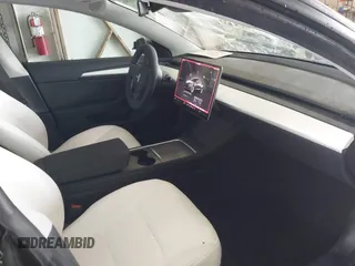 2023 Tesla Model 3 z VIN 5YJ3E1EA2PF591661, wystawiony jako IAAI lot #42014086 z przebiegiem 13 945 mil mil oraz . Historia ofert i sprzedaży dostępna na DreamBid. Obrazek 5.