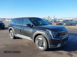 2024 Kia EV9 Wind z VIN KNDAFFS58R6022482, wystawiony jako IAAI lot #41688945 z przebiegiem 8907 mil mil oraz . Historia ofert i sprzedaży dostępna na DreamBid. Obrazek 1.