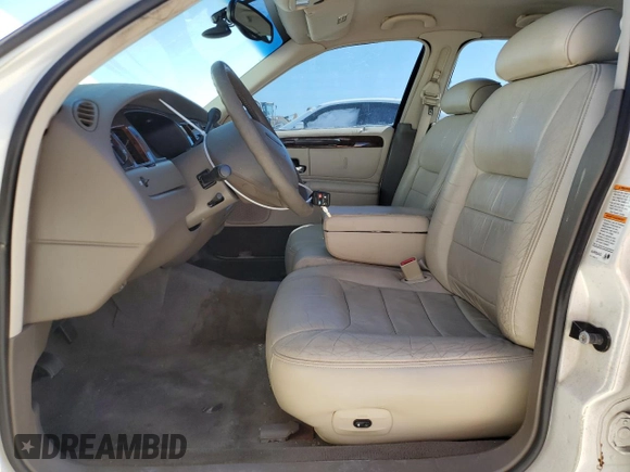 1999 Lincoln Town Car Signature z VIN 1LNHM82W4XY615634, wystawiony jako Copart lot #48886235 z przebiegiem 207 411 mil mil oraz Szkody całkowita. Historia ofert i sprzedaży dostępna na DreamBid. Obrazek 7.