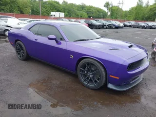2019 Dodge Challenger R/T Scat Pack z VIN 2C3CDZFJ8KH595253, wystawiony jako IAAI lot #42310211 z przebiegiem 5 112 mil mil oraz . Historia ofert i sprzedaży dostępna na DreamBid. Obrazek 1.