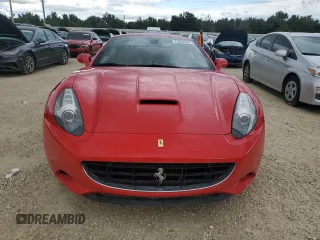 2014 Ferrari California z VIN ZFF65TJA9E0196713, wystawiony jako Copart lot #73682984 z przebiegiem Nie podano mil oraz Nie do naprawy. Historia ofert i sprzedaży dostępna na DreamBid. Obrazek 5.