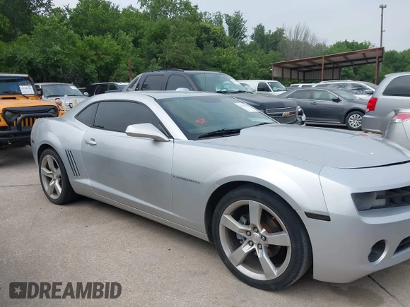 2011 Chevrolet Camaro 1LT z VIN 2G1FB1ED5B9211945, wystawiony jako IAAI lot #42290750 z przebiegiem 295 489 mil mil oraz . Historia ofert i sprzedaży dostępna na DreamBid. Obrazek 13.
