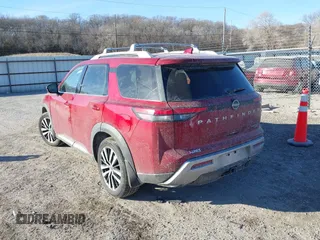 2024 Nissan Pathfinder Platinum z VIN 5N1DR3DJ1RC205331, wystawiony jako IAAI lot #41460658 z przebiegiem 22 980 mil mil oraz . Historia ofert i sprzedaży dostępna na DreamBid. Obrazek 3.