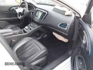 2015 Chrysler 200 C z VIN 1C3CCCEG8FN674005, wystawiony jako IAAI lot #41675854 z przebiegiem 110 066 mil mil oraz . Historia ofert i sprzedaży dostępna na DreamBid. Obrazek 5.