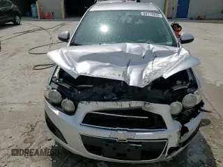 2015 Chevrolet Sonic LT z VIN 1G1JC5SHXF4108194, wystawiony jako Copart lot #54174955 z przebiegiem 146 443 mil mil oraz Szkoda całkowita • Salvage title. Historia ofert i sprzedaży dostępna na DreamBid. Obrazek 13.