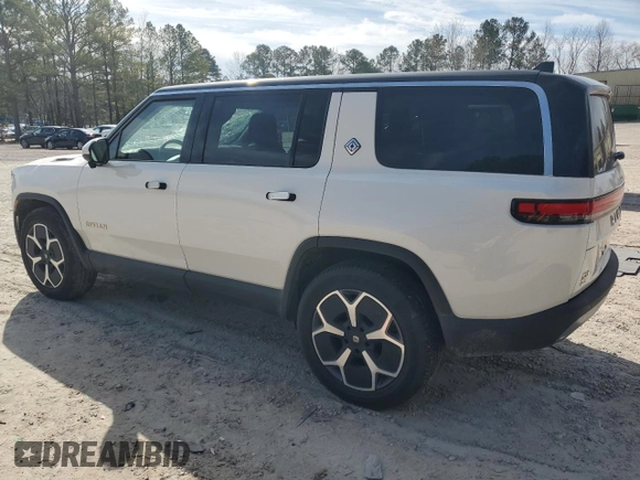 2024 Rivian R1S Adventure z VIN 7PDSGABA1RN030813, wystawiony jako Copart lot #47614385 z przebiegiem 16 946 mil mil oraz Szkody całkowita. Historia ofert i sprzedaży dostępna na DreamBid. Obrazek 2.