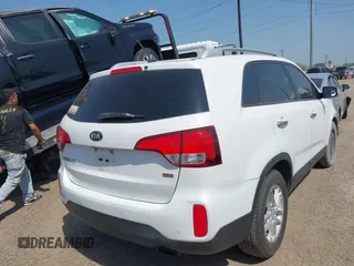 2015 Kia Sorento LX with VIN 5XYKT4A65FG659155, listed as a IAAI auction lot 41968018 with 138,704 mi miles. Bid and sale history available at carsss.com. Image 4.