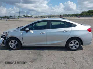 2017 Chevrolet Cruze LS z VIN 1G1BC5SM5H7233199, wystawiony jako IAAI lot #42168232 z przebiegiem 48 052 mil mil oraz . Historia ofert i sprzedaży dostępna na DreamBid. Obrazek 14.