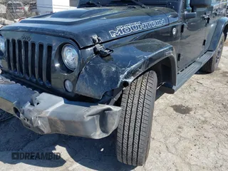 2017 Jeep Wrangler Unlimited Sahara z VIN 1C4BJWEG4HL692465, wystawiony jako IAAI lot #42097994 z przebiegiem 135 692 mil mil oraz . Historia ofert i sprzedaży dostępna na DreamBid. Obrazek 6.