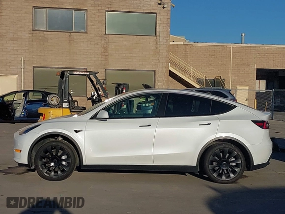 2021 Tesla Model Y Standard Range z VIN 5YJYGDED4MF123311, wystawiony jako IAAI lot #41200519 z przebiegiem 70 190 mil mil oraz . Historia ofert i sprzedaży dostępna na DreamBid. Obrazek 14.