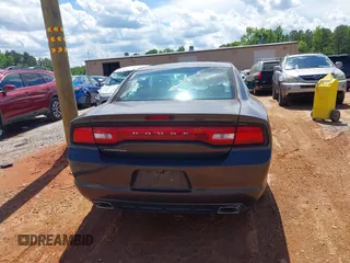 2014 Dodge Charger SE z VIN 2C3CDXBG5EH315467, wystawiony jako IAAI lot #42273742 z przebiegiem 153 493 mil mil oraz . Historia ofert i sprzedaży dostępna na DreamBid. Obrazek 16.