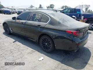 2021 BMW 5 Series 530i z VIN WBA53BH01MCF65097, wystawiony jako IAAI lot #42783119 z przebiegiem 91 829 mil mil oraz . Historia ofert i sprzedaży dostępna na DreamBid. Obrazek 3.