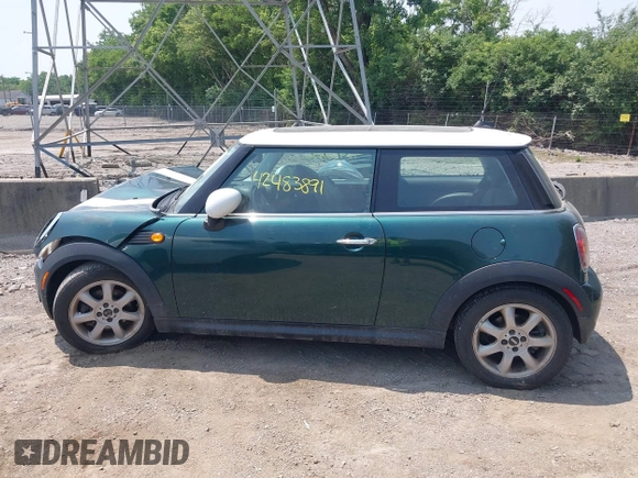 2009 MINI Hardtop z VIN WMWMF33549TU71313, wystawiony jako IAAI lot #42483891 z przebiegiem 122 577 mil mil oraz . Historia ofert i sprzedaży dostępna na DreamBid. Obrazek 14.