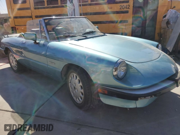 1989 Alfa Romeo Spider z VIN ZARBA5587K1066209, wystawiony jako Copart lot #77166704 z przebiegiem 98 255 mil mil oraz Szkoda całkowita • Salvage title. Historia ofert i sprzedaży dostępna na DreamBid. Obrazek 1.