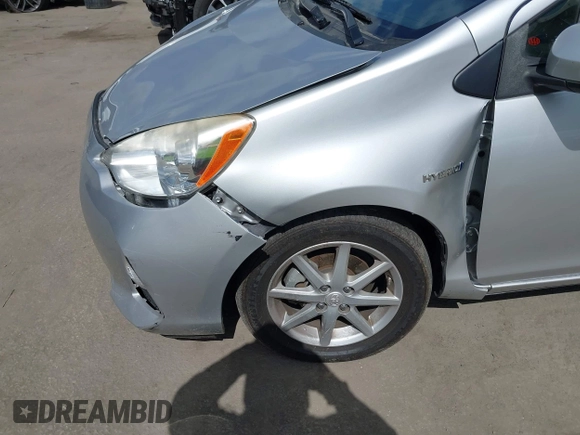 2013 Toyota Prius One z VIN JTDKDTB34D1049949, wystawiony jako IAAI lot #42246438 z przebiegiem 68 203 mil mil oraz . Historia ofert i sprzedaży dostępna na DreamBid. Obrazek 6.